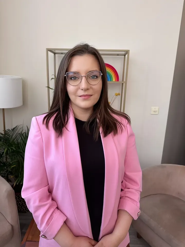 Sylwia Mieszczakowska w różowym żakiecie, psycholog dzieci i młodzieży